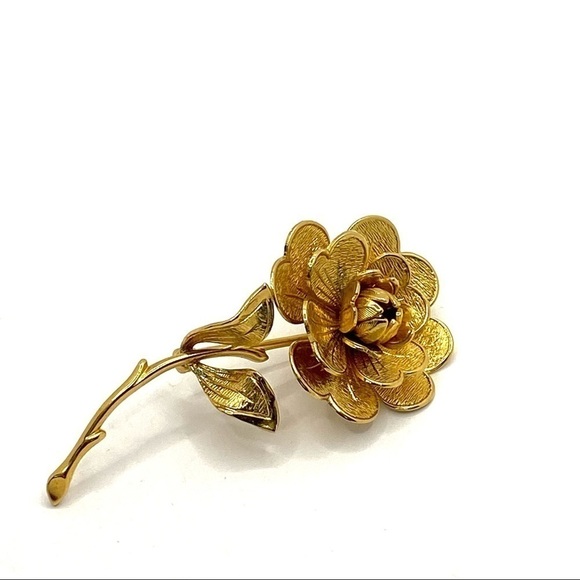 Monet Brooch Pin Flower Gold Tone Vintage 
Marked: Copyright Monet - Picture 1 of 8